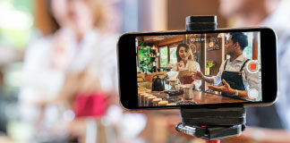 téléphone caméra allumée en mode live avec influenceurs en fond qui présentent des produits