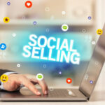 ordinateur avec des emojis réseaux sociaux et du texte "social selling" pour imager le certificat d'influence commerciale responsable