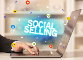 ordinateur avec des emojis réseaux sociaux et du texte "social selling" pour imager le certificat d'influence commerciale responsable